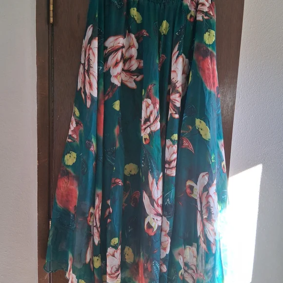 Elegant Floral Maxi Skirt - Picture 4 of 4